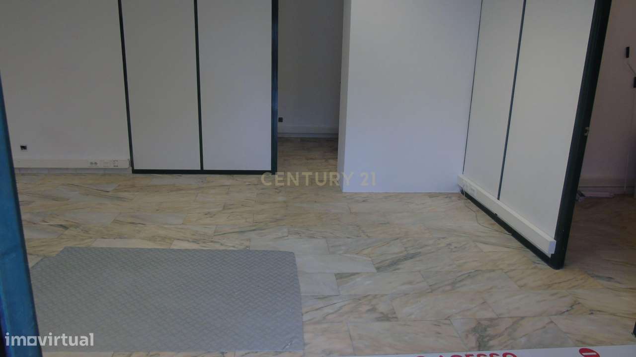 Loja/Escritório com Excelente Localização e Potencial de Conversão em - Grande imagem: 2/24