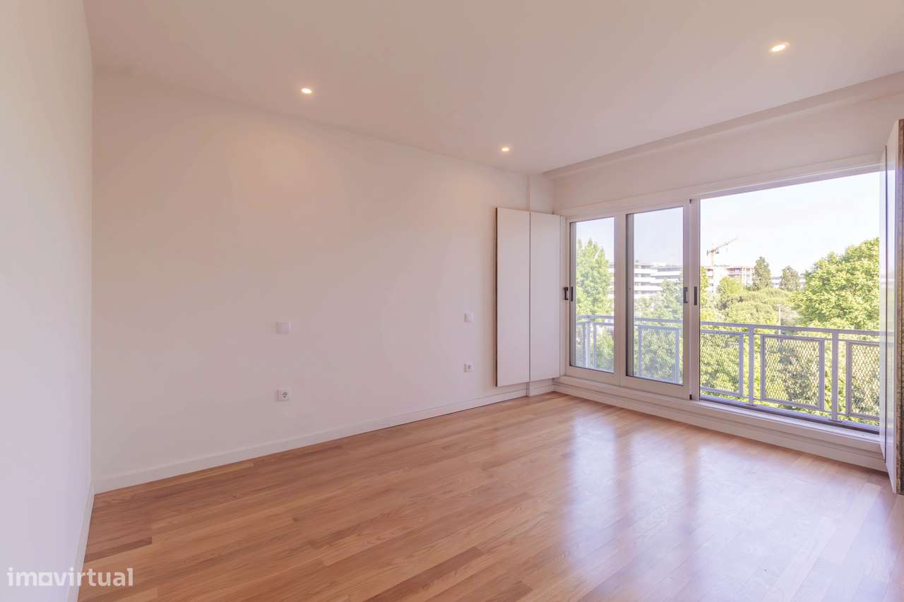 Apartamento T3, excelentes áreas 240m2 + garagem 31m2 + arrumos 4m2-35