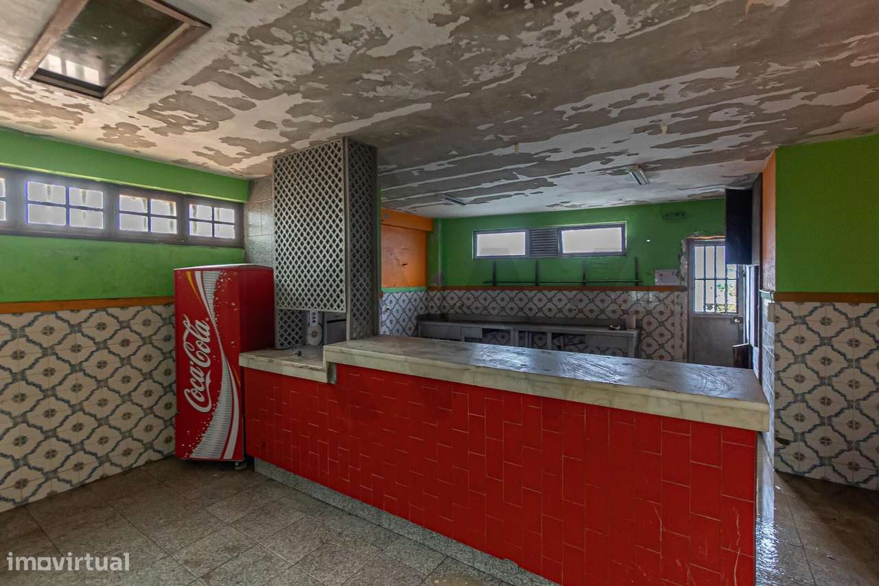 Loja ampla em dois pisos para recuperar  no centro do Porto -  Rua Gon - Grande imagem: 5/14