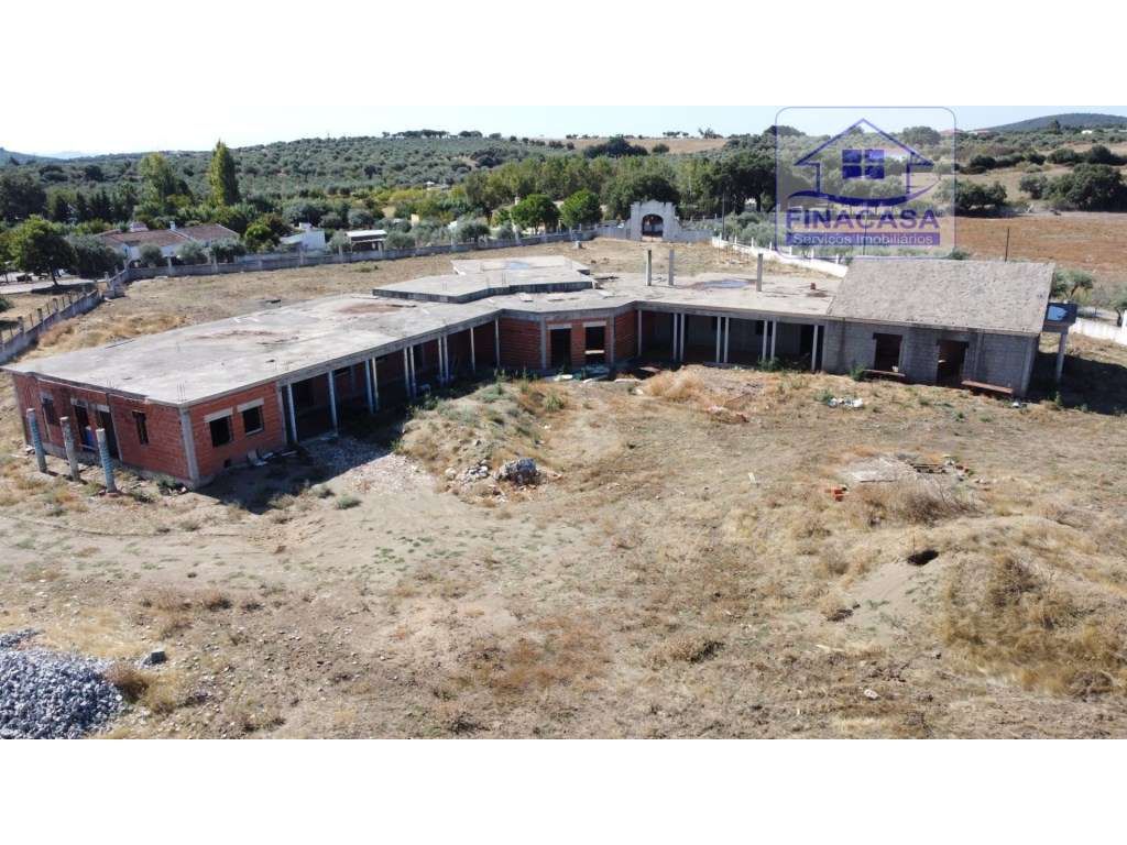 Terreno com moradia situado numa zona sossegada - Brejos(Elvas)-14