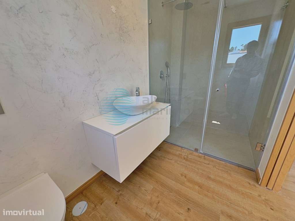 Moradia T4 Independente de Design Contemporâneo com Piscina e Garagem-26