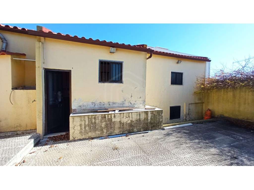 Duas moradias para remodelação na Ajuda, Lisboa - Grande imagem: 3/19