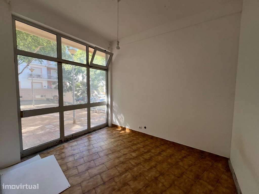 Loja com projeto de alteração para a apartamento T2 na Câmara Munic... - Grande imagem: 5/9