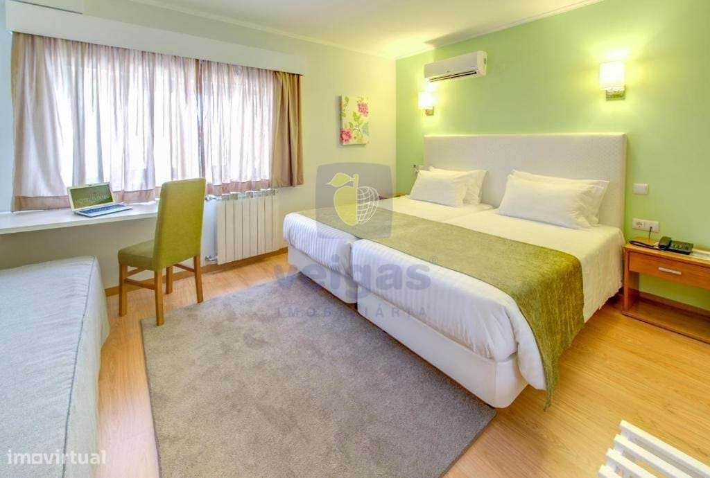 Hotel de 2 estrelas com 49 quartos, em atividade, com ocupação de 90%,-10