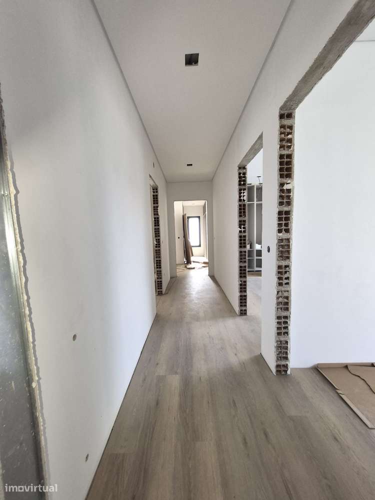 Moradia T3, térrea, geminada com garagem e jardim. Fração "A"-13