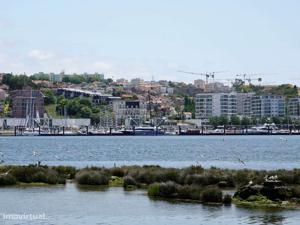 Apartamento T4 com 2 lugares de parqueamento e arrecadação.-36