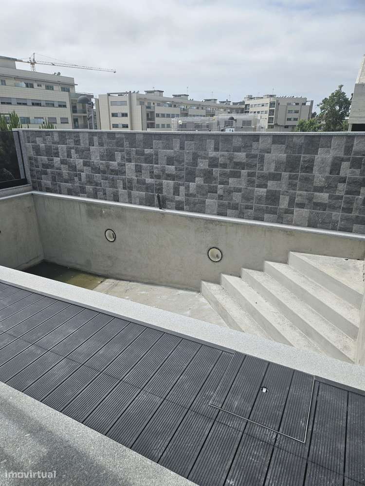 Moradia T4 com Piscina e Jardim-16