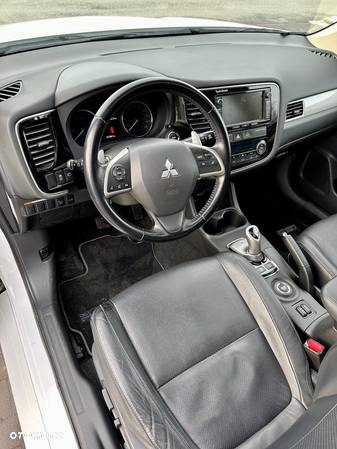 Mitsubishi Outlander 2.0 4WD Plug-In Hybrid Top - 12