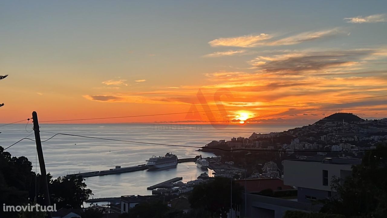 Moradia T3 com piscina infinita em Santa Maria Maior, Funchal