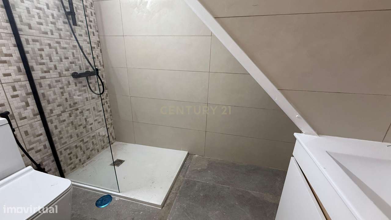 Excelente T2 Renovado com Potencial para T4 e Loja no Rés-do-Chão em C-14