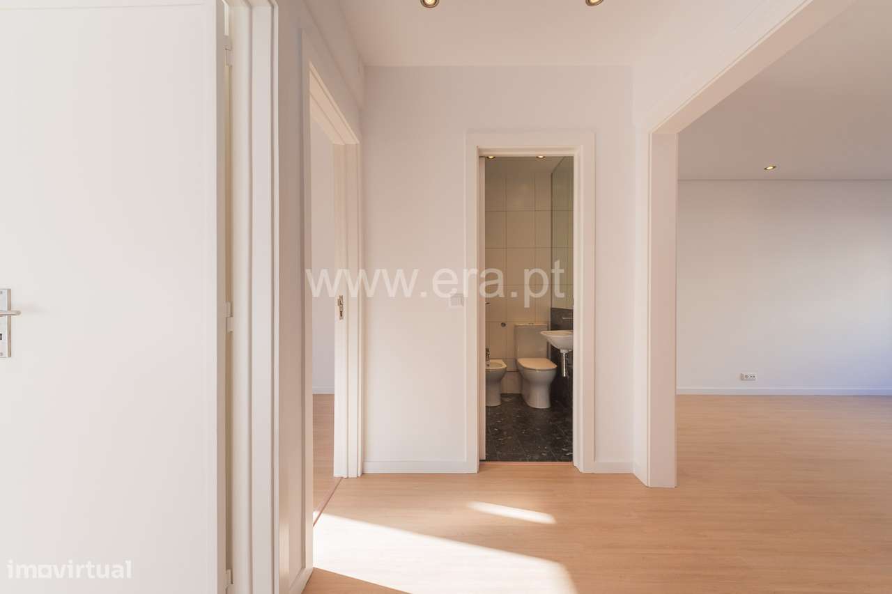 T2 Totalmente Remodelado a 5 Minutos do Metro — Odivelas-23