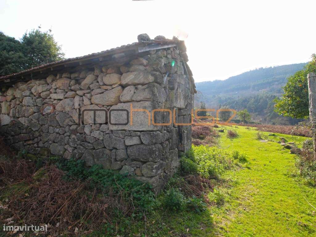 Quinta de 5.6 ha - Varias edificações, ribeiro e vista Douro-9