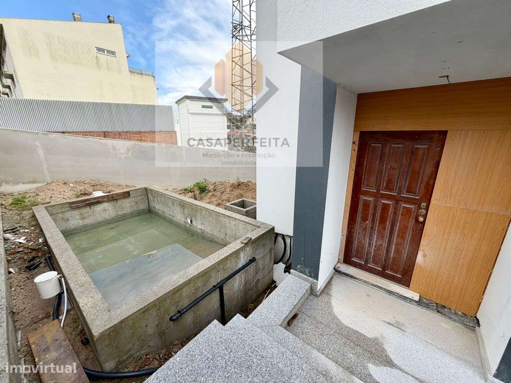 Moradia T3+1 com Terraço e Piscina - a 1000 metros da Praia da Mada...-12