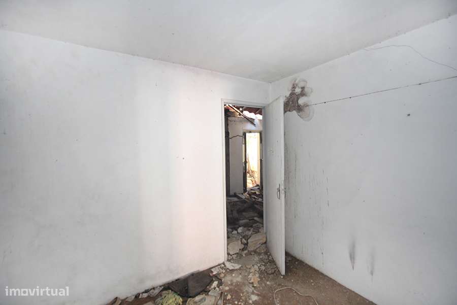 Prédio para recuperar, 3 pisos, cave e pequeno logradouro, C da Rainha-12