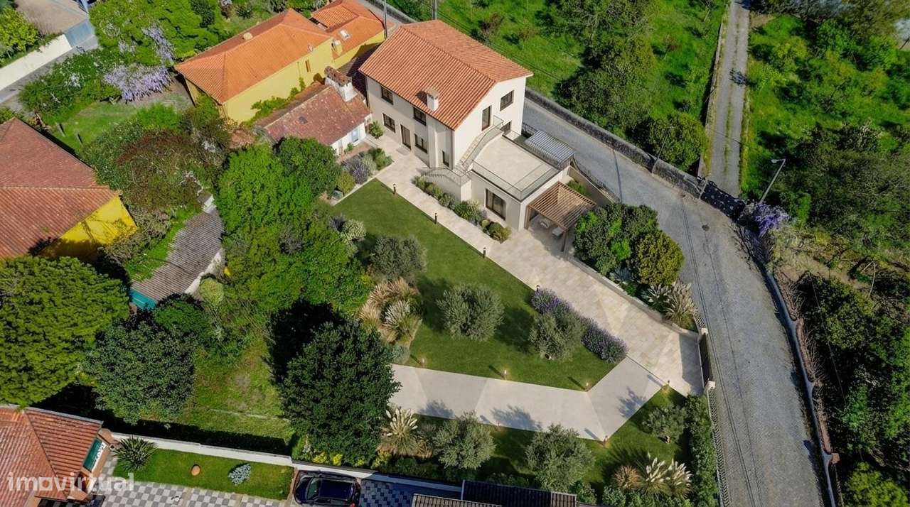 Moradia com 1451m2 de Terreno e Elevado Potencial de Valorização em Sã-1