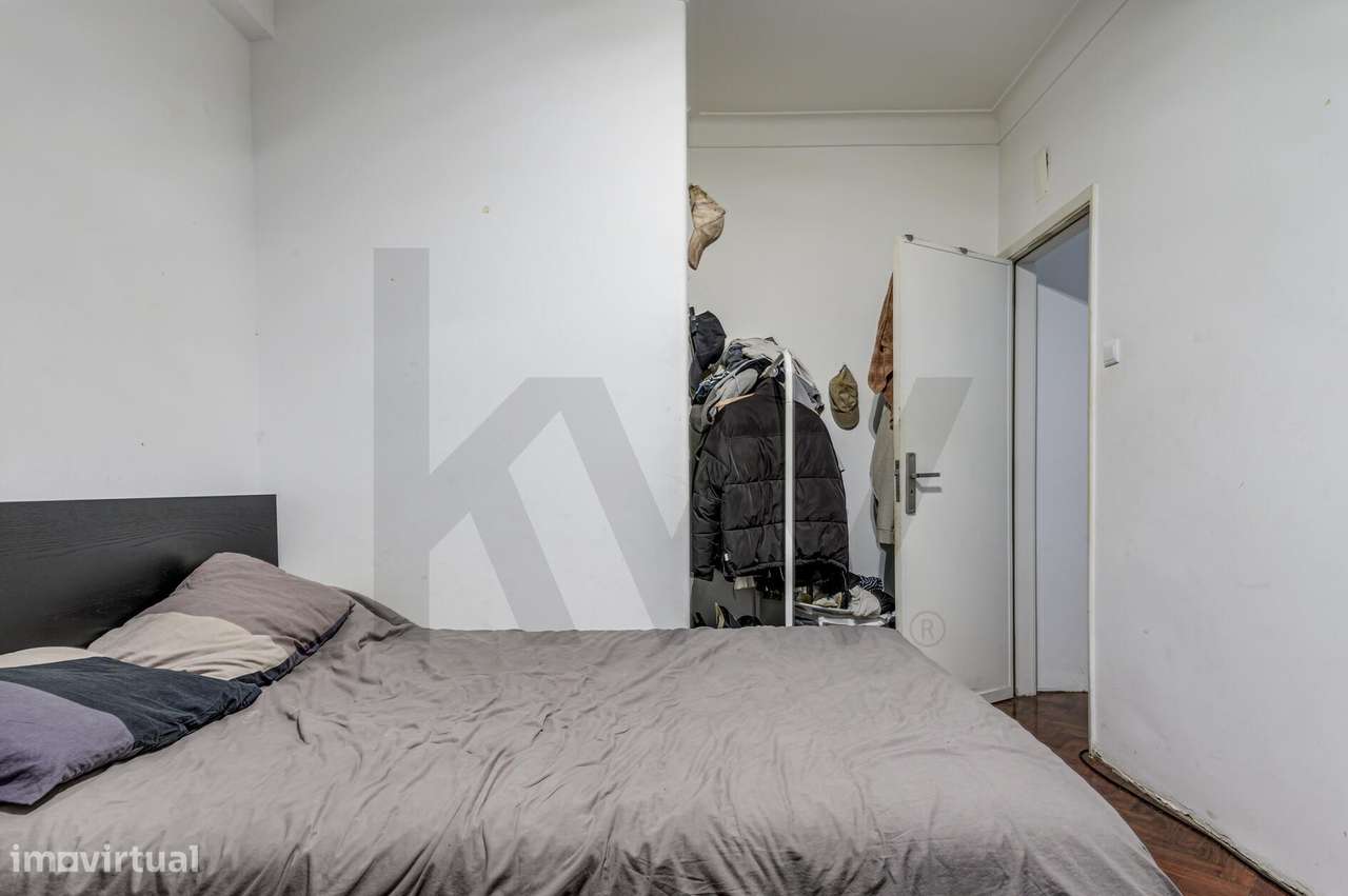 Oportunidade Única em S. Domingos de Benfica: T4 com Potencial e Local-21