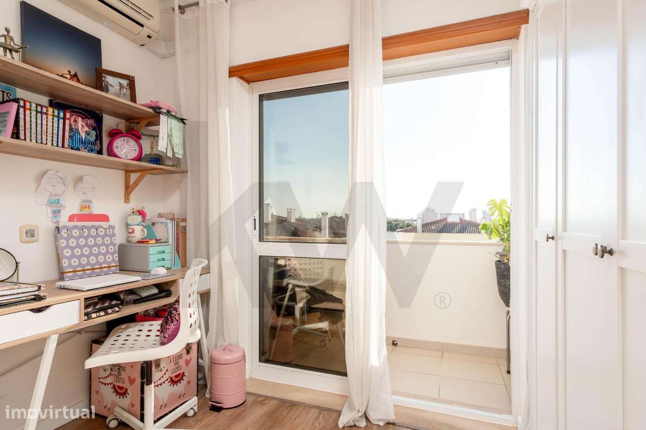 Apartamento T3, com Suíte, Arrecadação e Lugar de Garagem - Palhais, B-29