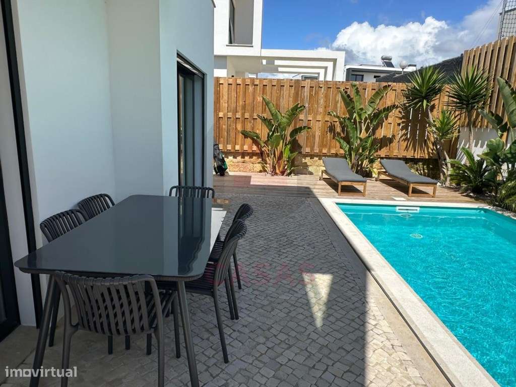 Moradia de arquitectura moderna com piscina privada-8