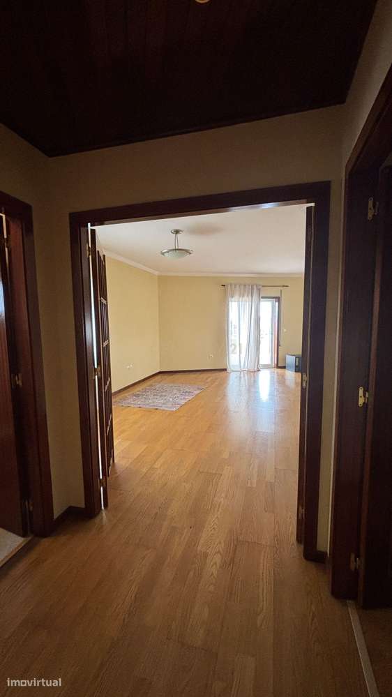 Apartamento T3 no Último Piso com Terraço e Garagem – A Apenas 750 Met-11