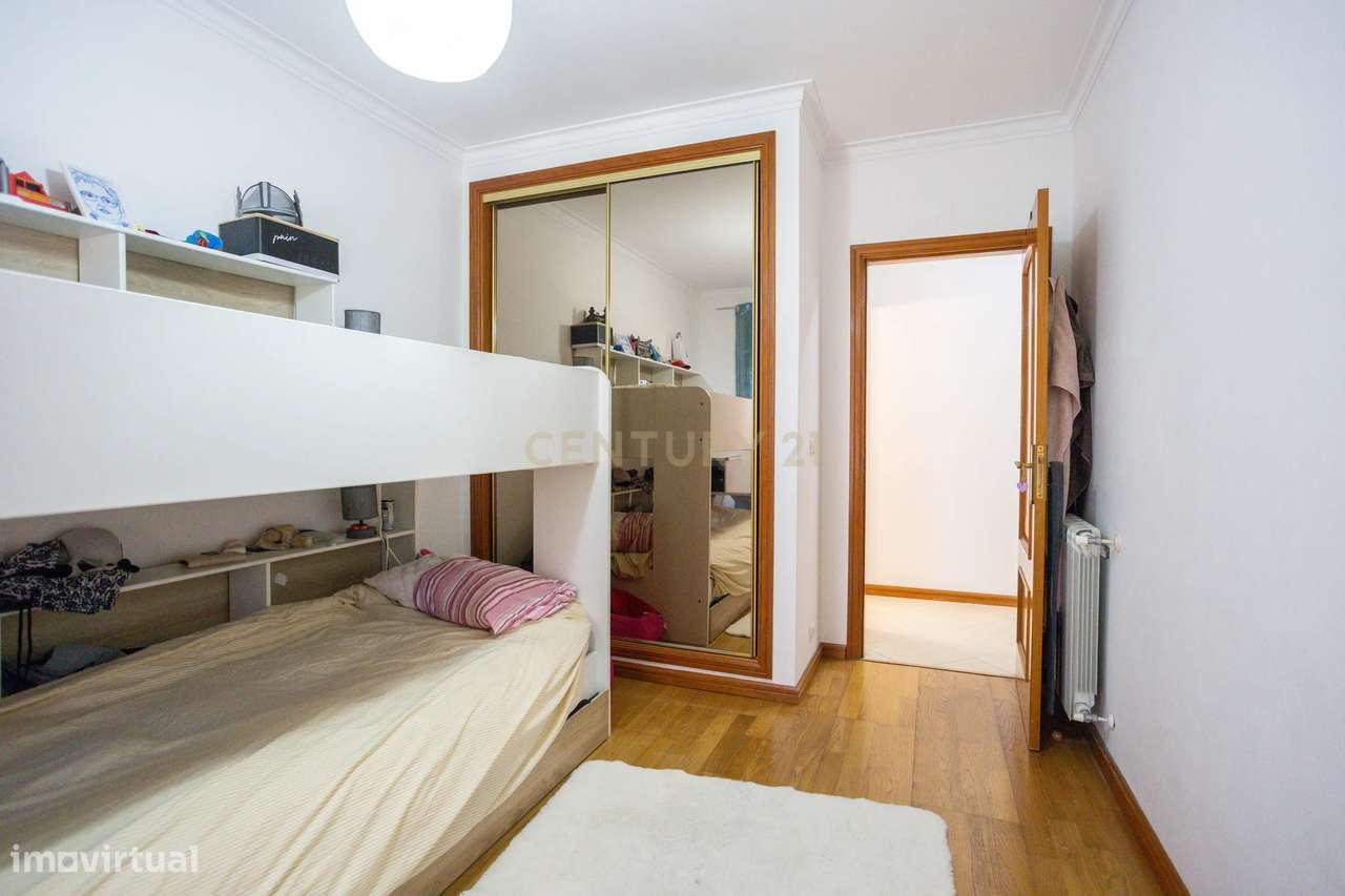 T2 com 2 casas de banho e ampla varanda-21