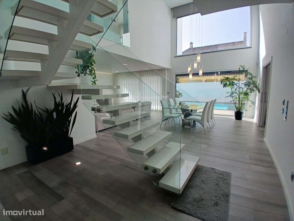Moradia isolada T4, arquitetura contemporânea com garagem e piscina... - Grande imagem: 4/37