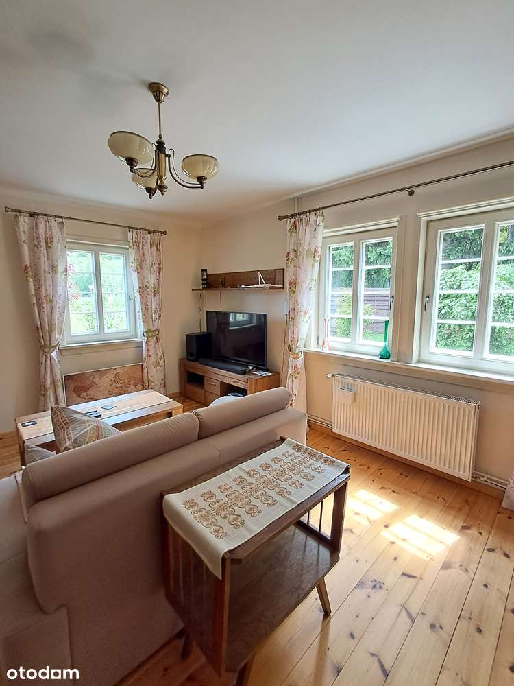 Piękny dom w otoczeniu zieleni na dużej działce.-1