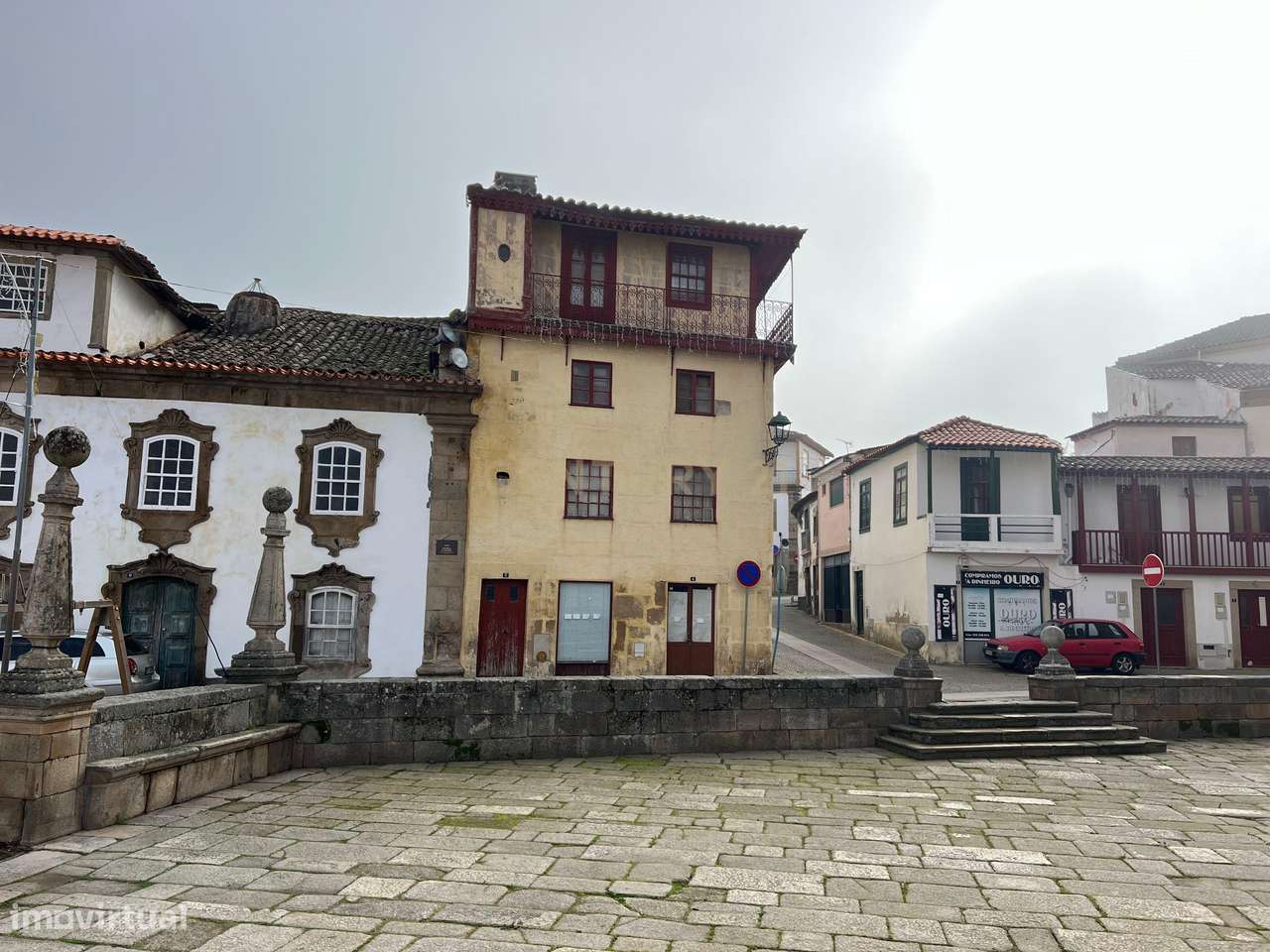 Prédio de quatro andares, composto por unidades independentes, situado - Grande imagem: 4/19