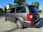 Chrysler Town & Country - 11