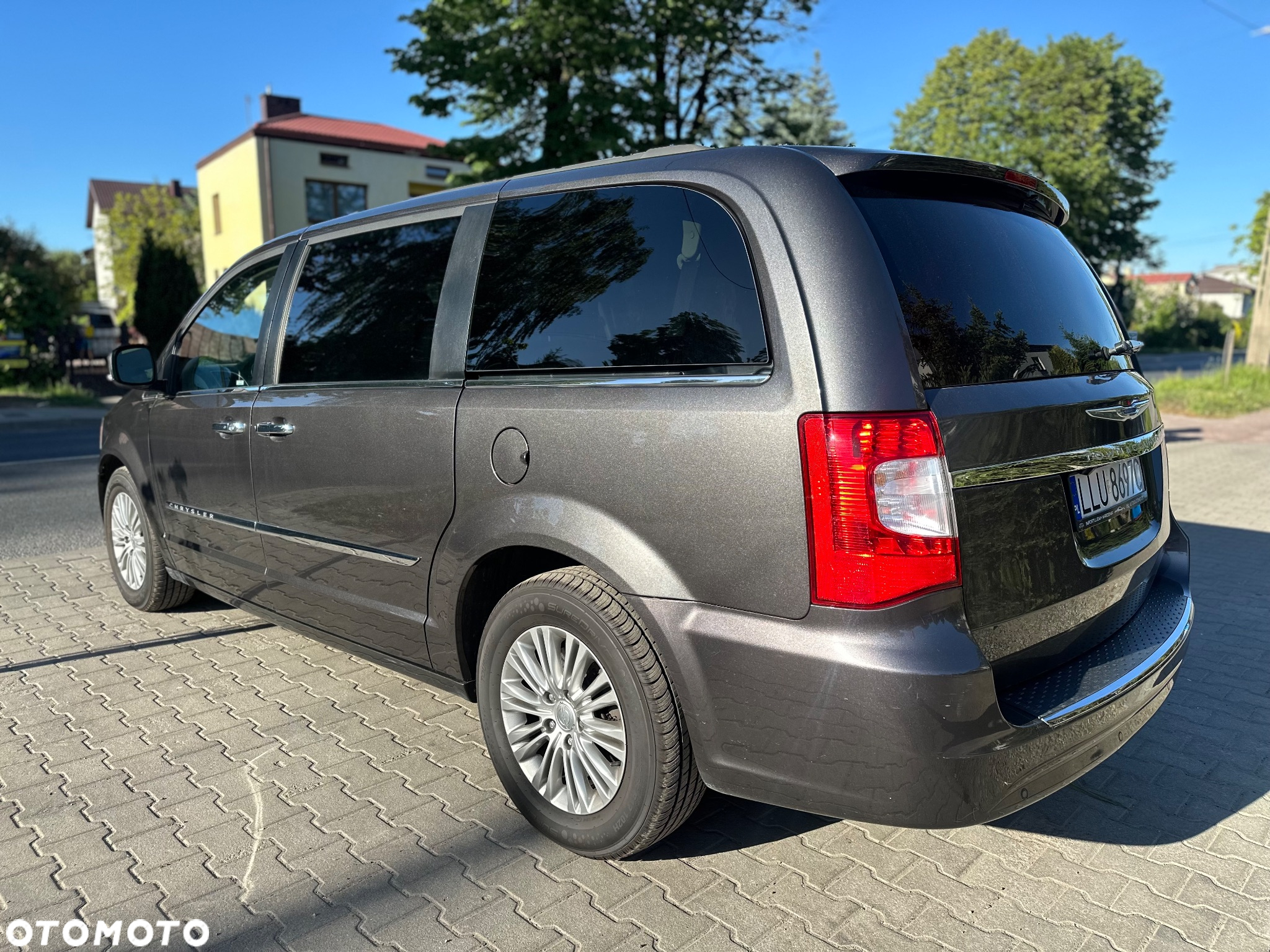 Chrysler Town & Country - 11