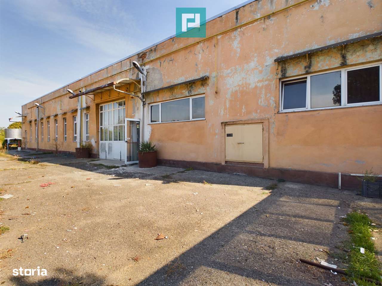 Spațiu industrial cu platformă betonată și teren - Imagine principală: 3/14