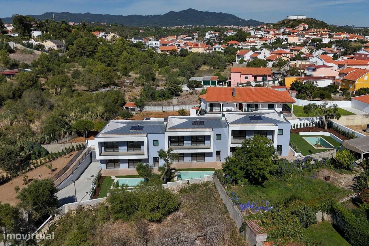 Moradia T4 (+1) em Condomínio Fechado em Cascais com jardim e piscina-47