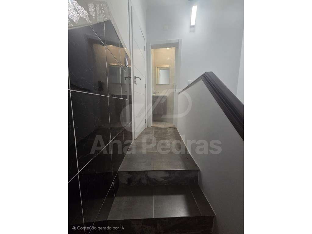 Moradia Bi-Familiar Totalmente Remodelada com Logradouro e Elevado ...-26