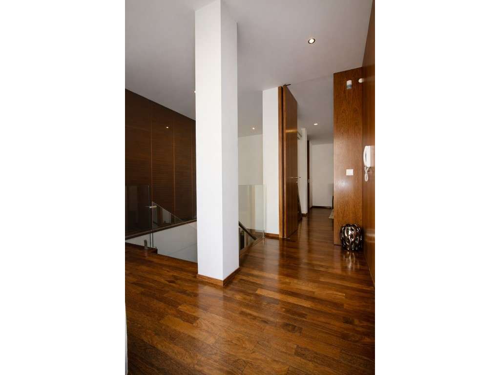Moradia T4 com 4 frentes e jardim privado com árvores espaço e lumi...-28