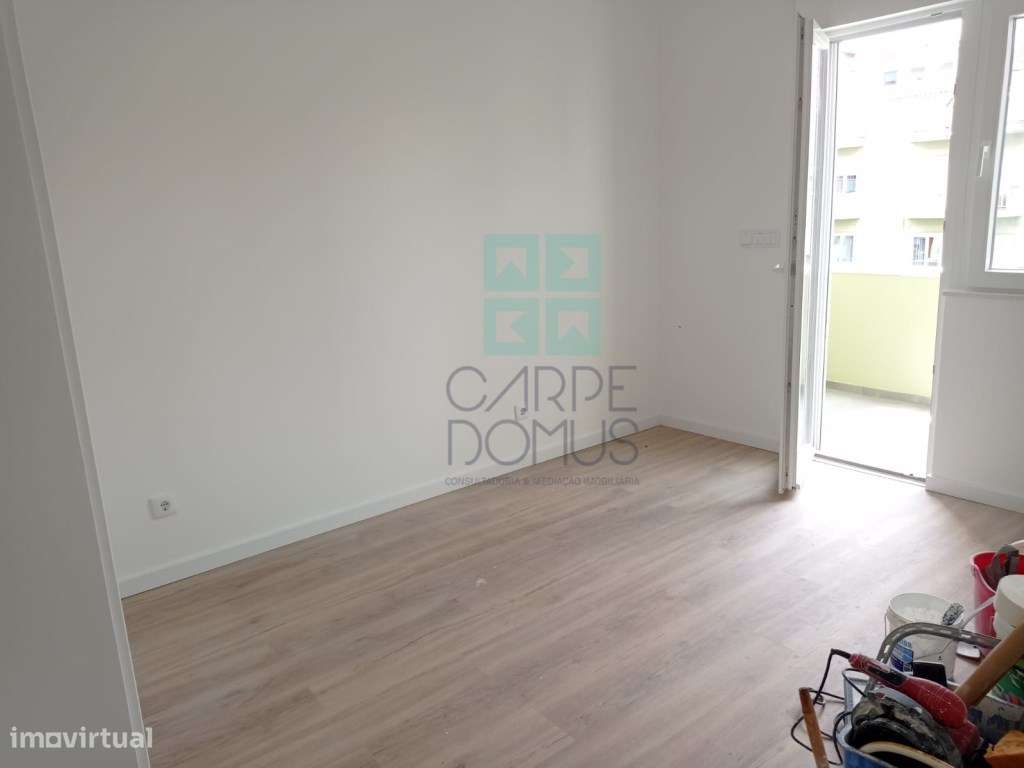 Apartamento T3, totalmente renovado, c/ varandas, na Avenida do Uru...-27