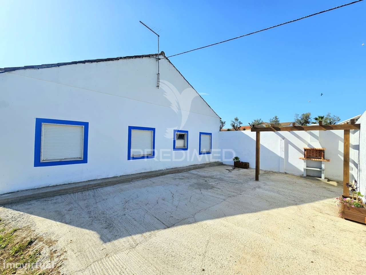 Moradia com dois armazéns e terreno - Grande imagem: 3/25