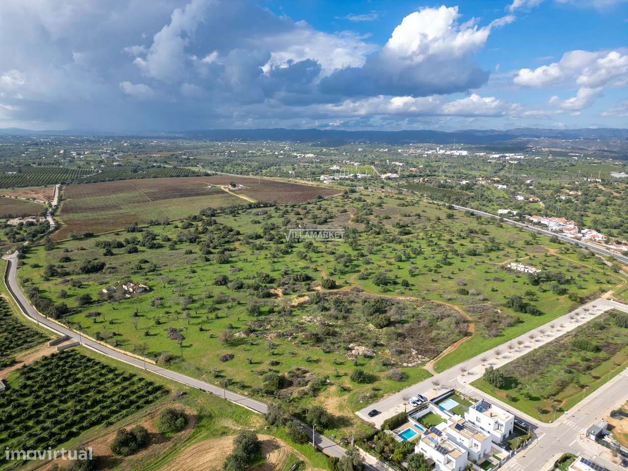 Terreno urbano com 21,8 hectares situado na ligação entre a A22 e o ce-14