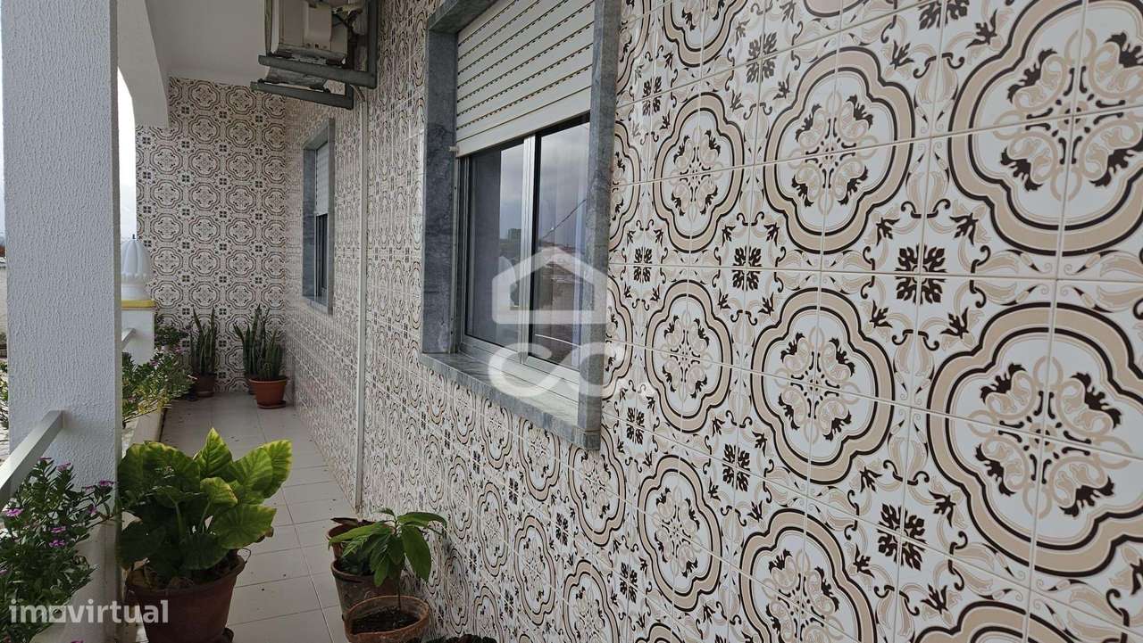 Moradia V4 com 174 M2, aproveitamento de sótão, garagem para 2 viatura-53