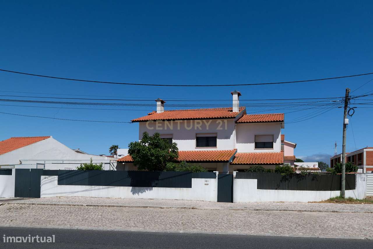 Moradia T4 com Anexo T2 Independente | 400 m² de Construção | Lote de-6