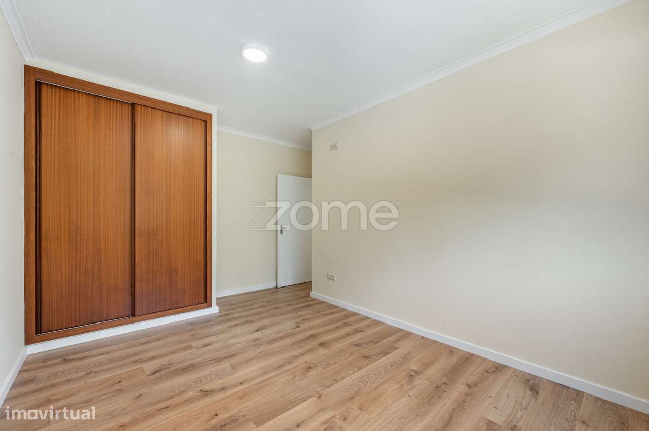 Apartamento T3 Renovado com Garagem Box em Águas Santas-16
