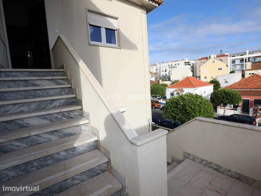 Moradia no Centro de Mafra com 2 Pisos e 2 Garagens.-3