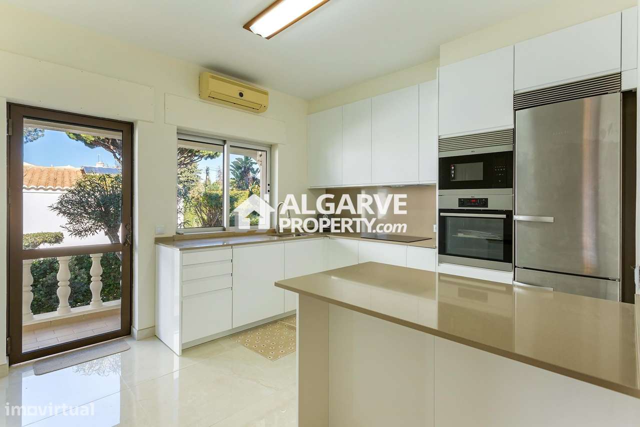 Villa Tradicional de 4 Quartos com Piscina no Centro de Vilamoura, Alg - Grande imagem: 4/38