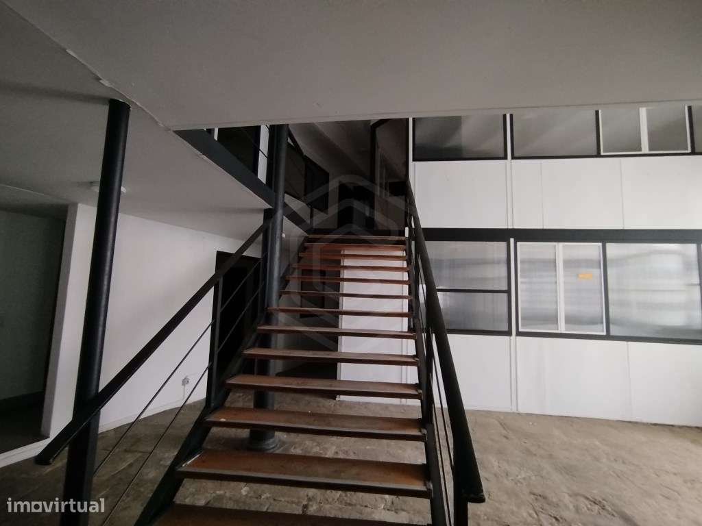 Armazém de 400 m2 para arrendar em zona centro da cidade de Loulé, ... - Grande imagem: 2/12