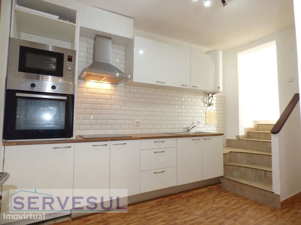 Casa Tradicional, com dois pisos, 4 quartos, dividida em duas habit...-2