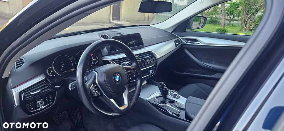 BMW Seria 5 530d xDrive Touring - 25