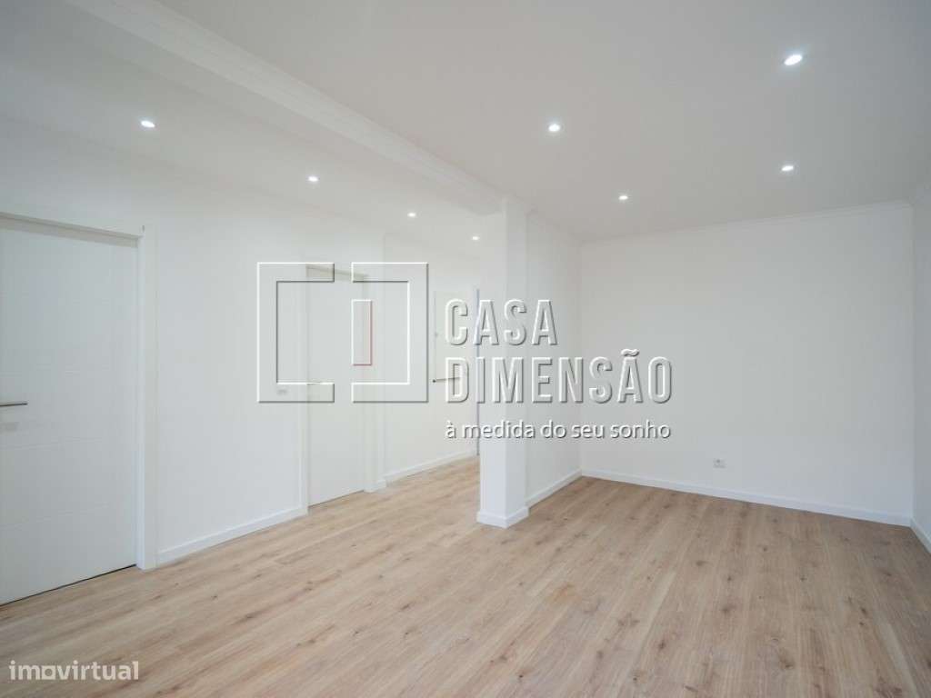 Apartamento T1, em fase de remodelação, Na Damaia!!-6