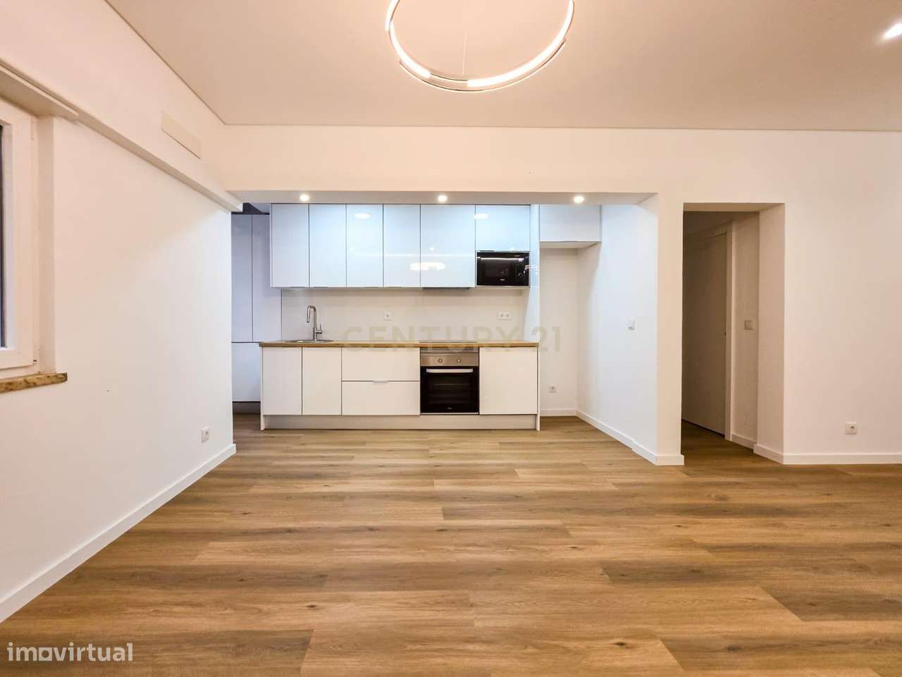 Apartamento Renovado em Setúbal com Vista para a Cidade-4