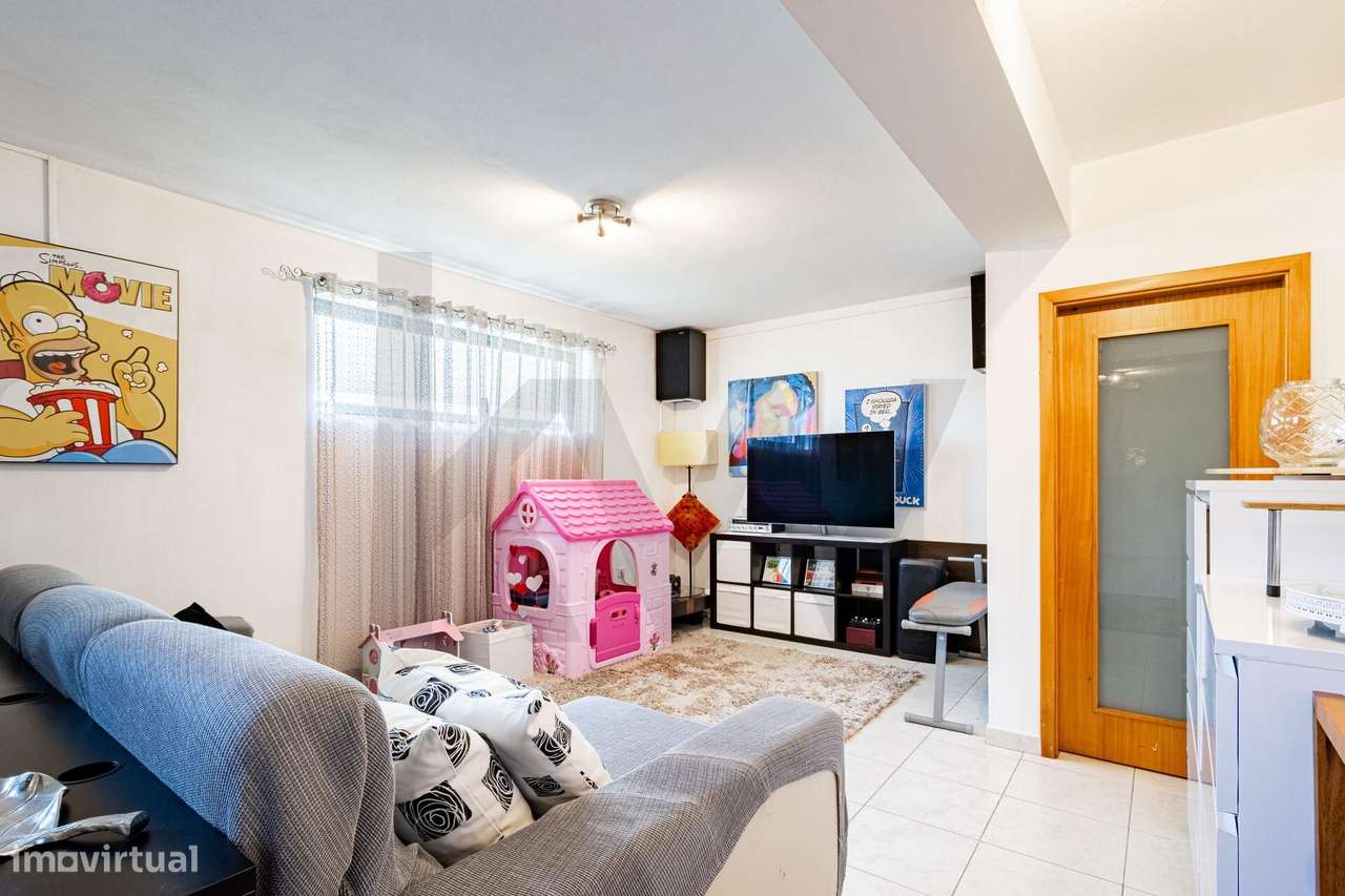 MORADIA EM BANDA T3-29