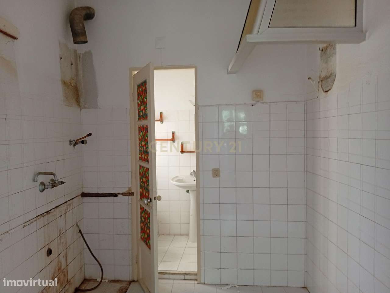 Apartamento para remodelação total situado na zona oriental (a 10m a p-10