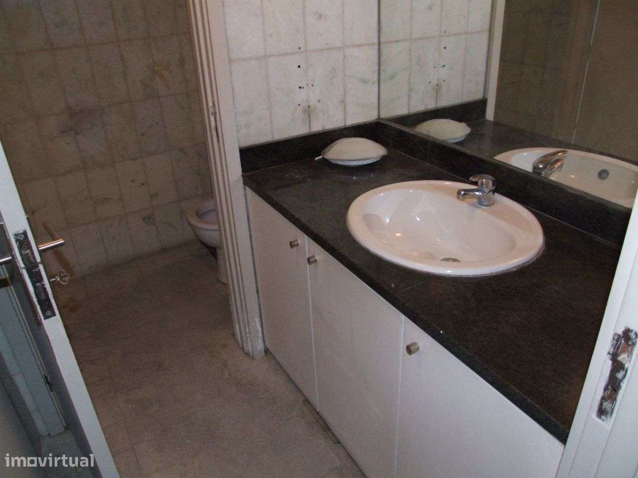 Armarém+ cave + 2 lugares de garagem- A 28 - Grande imagem: 2/12