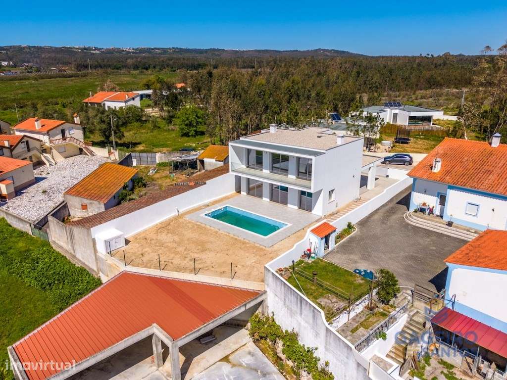 Moradia T4 com piscina, nova e pronta a habitar a 4 km da baía de S...-13